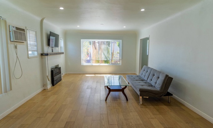 Melrose Condo | Newly Remodeled Condo near Fairfax - Upper Floor