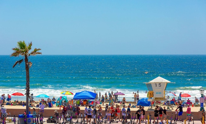 Mission Beach Apartment | Newly remodeled dog-friendly condo - steps to sand, dining & shops