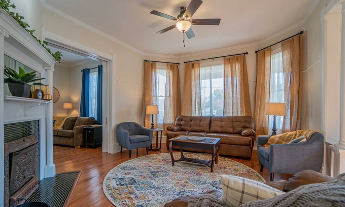 Washington House | Newly remodeled historic house just steps from the WASHINGTON SQUARE! Sleeps 10!