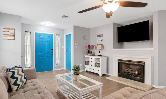 Austin House | Newly Remodeled Modern Pet-Friendly W/Google Fiber + Bars+Food+Nature Nearby