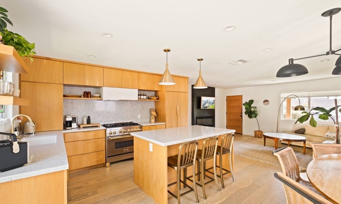 Los Angeles House | Newly Remodled 3BR house w/Private Yard and Hot Tub 10 min to Beach & LAX