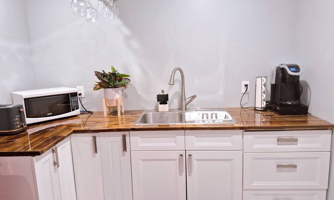 Grand Bay-Westfield House | Newly Renovated Basement Travellers Suiten