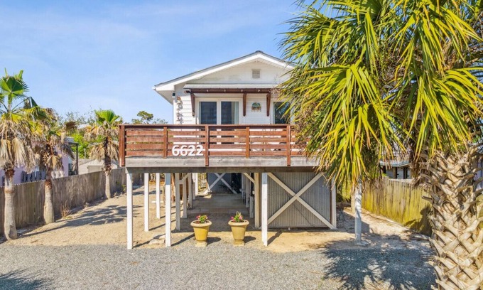 Holiday Beach House | NEWLY RENOVATED 2 Bedroom Beach House FREE PARKING