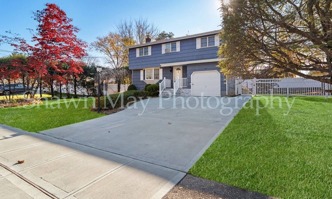Wheatley Heights House | NEWLY RENOVATED MODERN 4BR, 3BTH COLONIAL HOME 2 LEVELS AC Near All, NYC Access