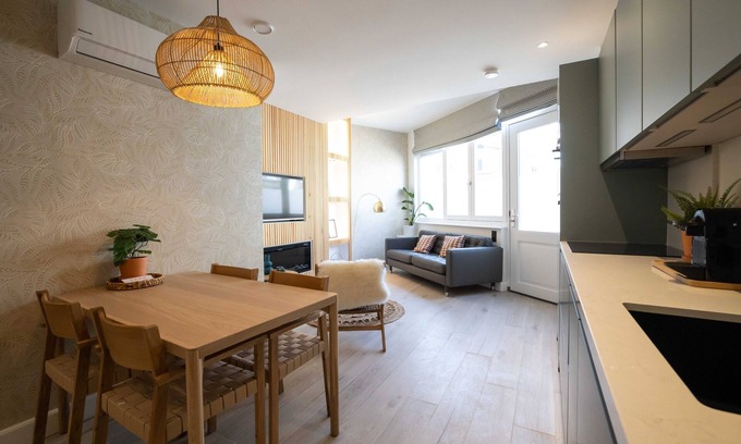 Scheveningen Badplaats Apartment | Newly renovated, 2 bedrooms, fireplace, near the beach