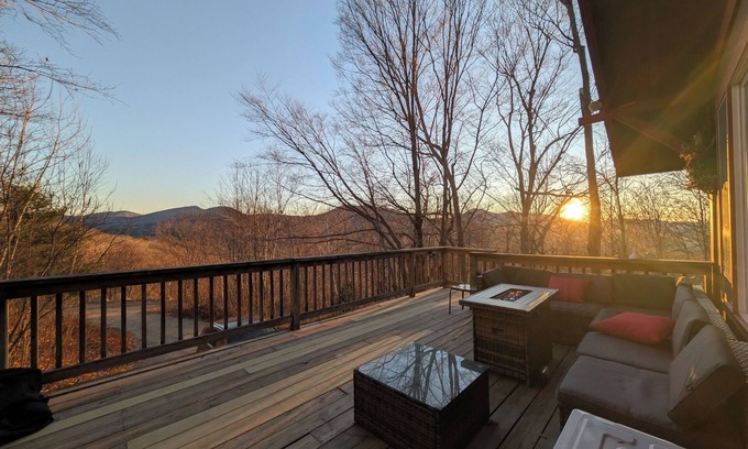 Bartlett Apartment | Newly Renovated Charming 2-bedroom Hillside Chalet Apartment