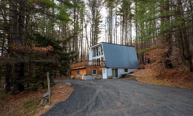 Wardsboro Ski Chalet | Newly renovated family friendly Chalet minutes to skiing!