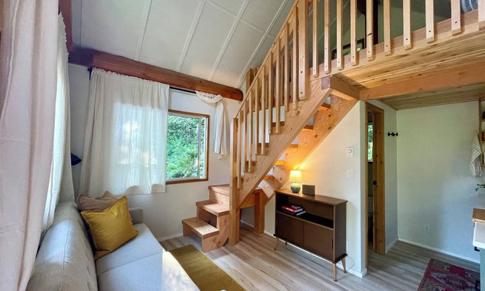 Roberts Creek Cabin | Newly renovated hilltop Cabin in Roberts Creek close to Gibsons and beach
