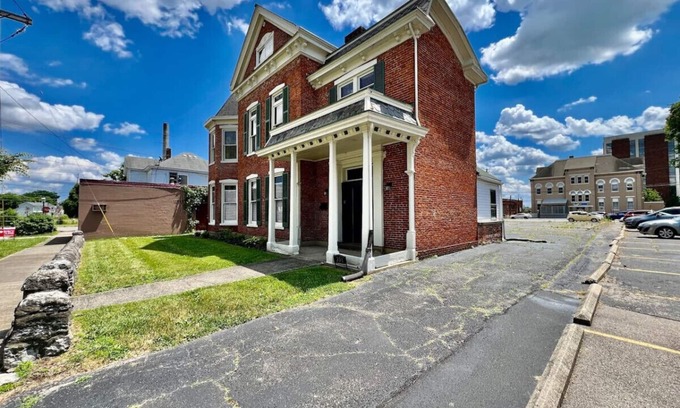 Lindenwald House | Newly Renovated Historic mansion 8 Bedrooms