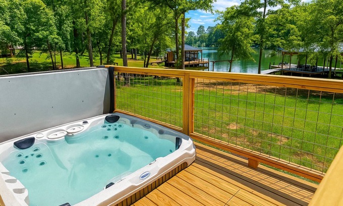 Milledgeville House | Newly renovated home on Lake Sinclair– Lakeside Hot Tub, Watersports, & Fishing