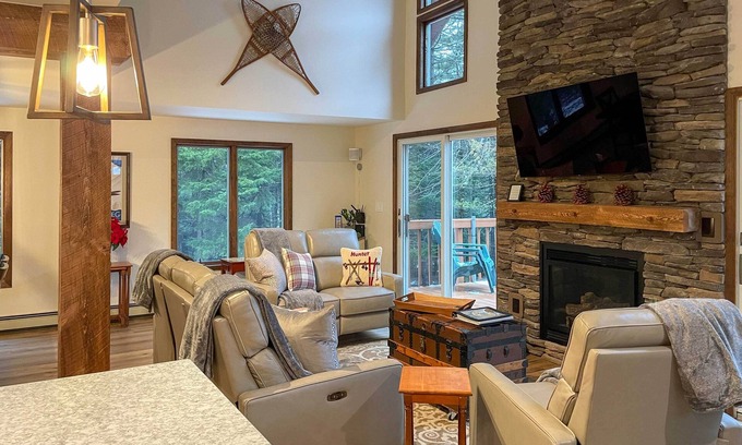 Tannersville House | Newly Renovated Home w/Hot Tub, Deck & EV Charger
