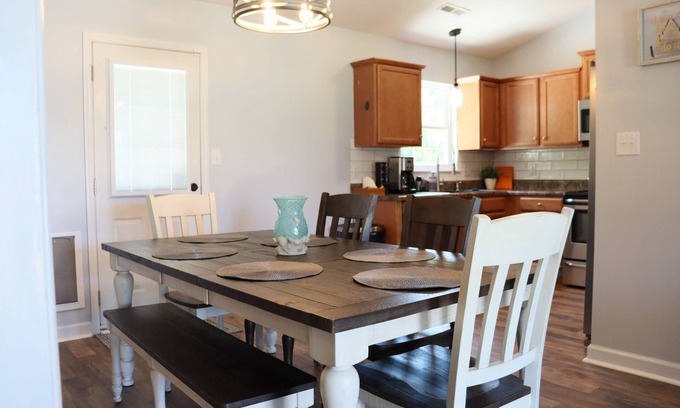Westgate House | Newly Renovated : Minutes from the airport, shopping, and bases