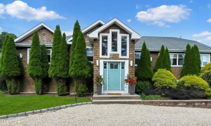 Shinnecock Hills House | Newly Renovated, Modern home with pool, cathedral ceilings, open-floor.