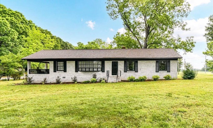 Unionville House | Newly renovated ranch on peaceful 1-acre