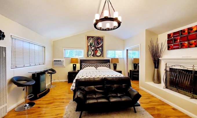 Oak Park House | Newly Renovated Stylish Guest Suite with Exterior Entrance