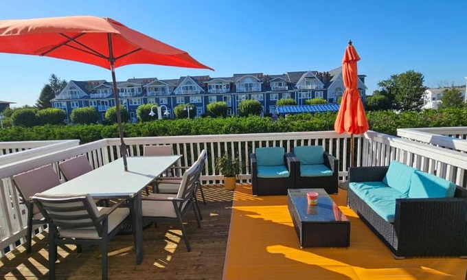 New Buffalo Apartment | Newly Renovated Townhome located in town - walk to beach, train, & restaurants!