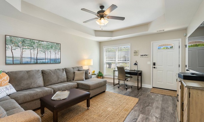 Perry House | Newly renovated townhome 11 min from GA National Fair Grounds!