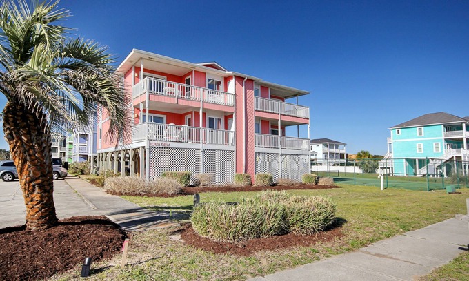 Holden Beach Condo | Newly-updated luxury beach condo with ocean views, balcony, & beach access