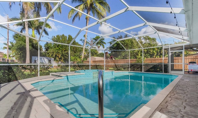 McGregor House | Newly Updated! RiverView Retreat Historic Fort Myers, FL 10 guests, Spa & pool
