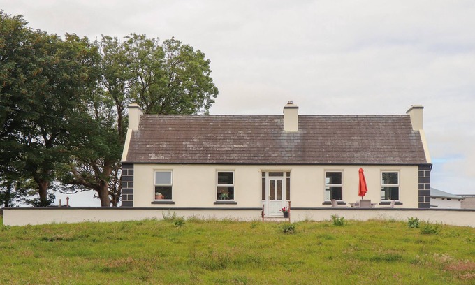 Banna House | NEWTOWN EAST, family friendly, with open fire in Kilkee, County Clare