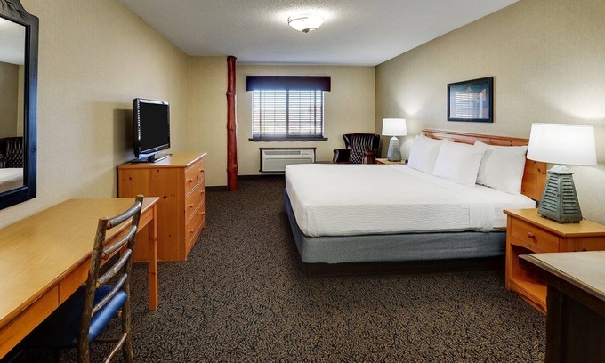 Moline House | Next Mississippi River, Deluxe King Suite, Stoney Creek Quad Cities