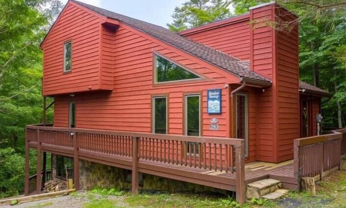 Northface House | NF17- Cool Creek side home! Hot Tub! Pets ok!