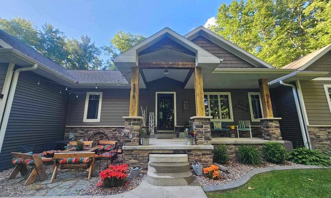 Abrams House | NFL Draft Country Hideaway 18 minutes from Lambeau field