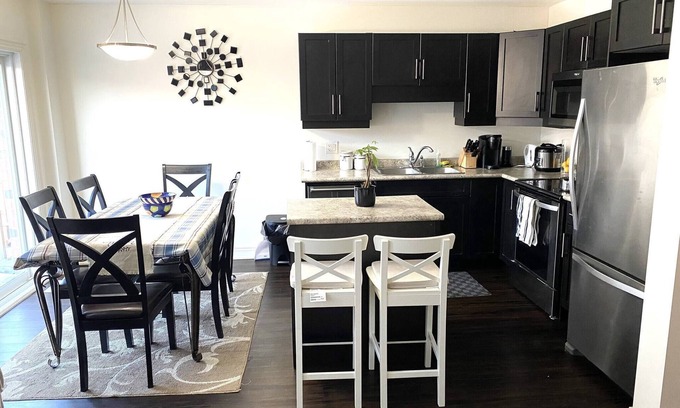 Thorold House | Niagara Sleeps 6 Cozy 3bed 3bath Near Falls