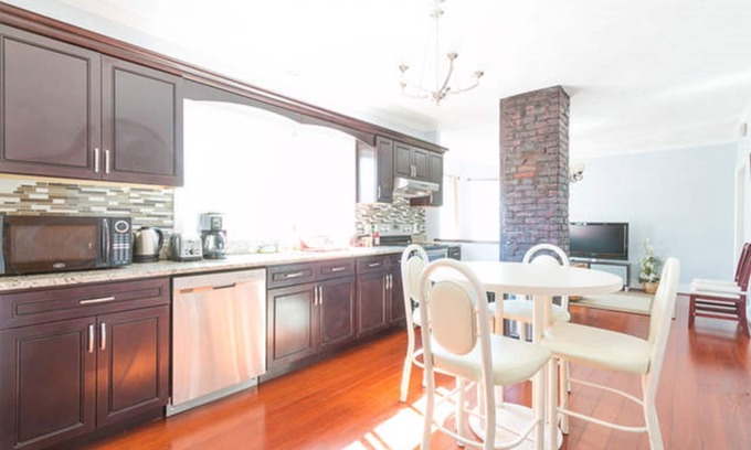 East Somerville Apartment | Nice 3 Bedroom Home Perfect for Access to Central Boston and Cambridge