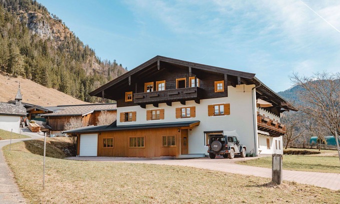 Sankt Martin bei Lofer Villa | Nice apartment in villa for 3 guests with TV and balcony
