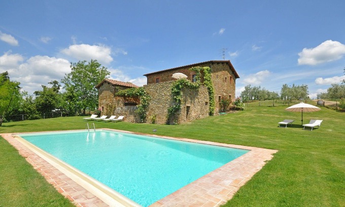Castelnuovo Berardenga Apartment | Nice apartment for 6 guests with pool, WIFI, terrace, pets allowed, panoramic view and parking