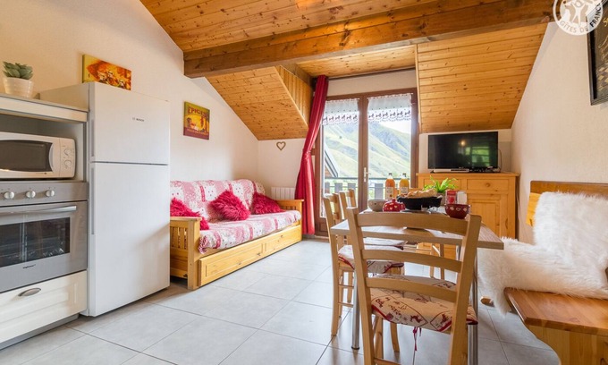 Saint-Sorlin-d'Arves Apartment | Nice apartment well located 10O m from the slopes, ski rental on site