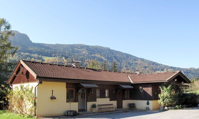Treffen Villa | Nice apartment in villa for 4 people with WIFI, TV, terrace and pets allowed