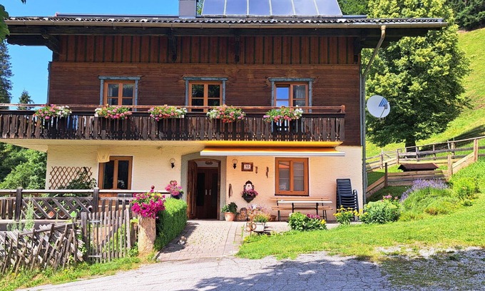 Filzmoos Apartment | Nice apartment for 3 guests with WIFI, TV, terrace, pets allowed, panoramic view and parking