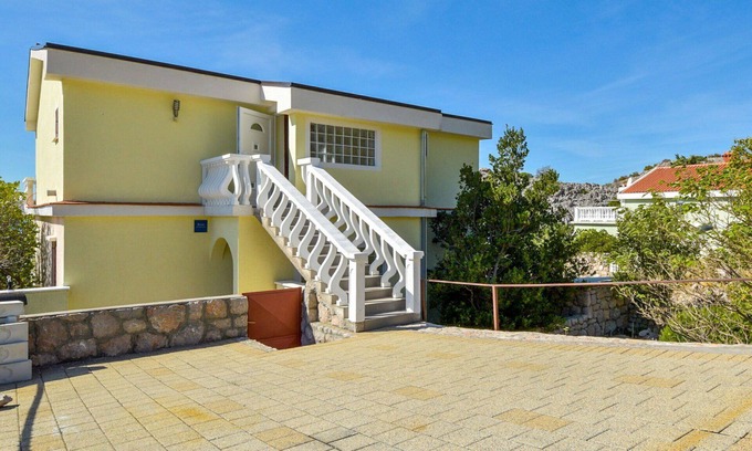 Ribarica Apartment | Nice apartment for 6 guests with A/C, WIFI, TV, terrace and parking