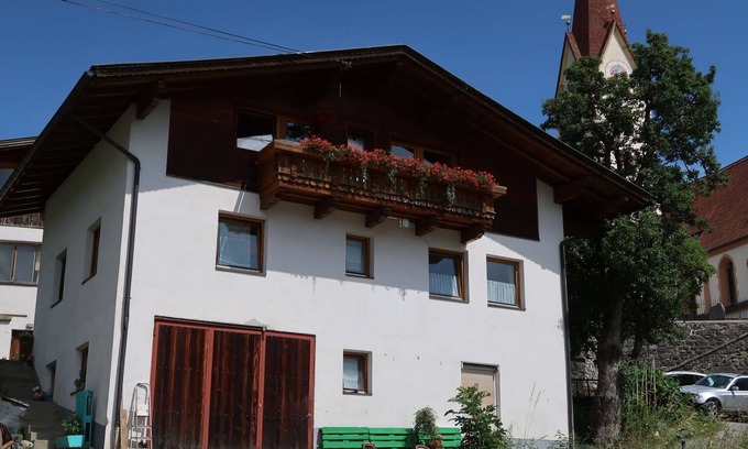 Kauns Apartment | Nice apartment for 6 guests with WIFI, TV, balcony, pets allowed and parking