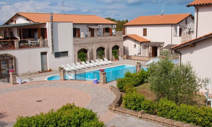 Follonica Apartment | Nice apartment for 6 people with pool, A/C, TV, patio and pets allowed