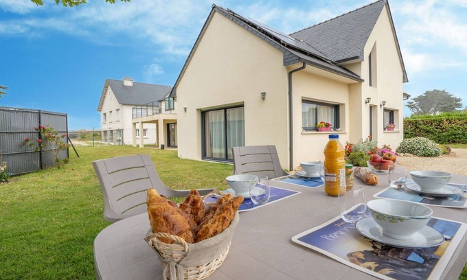 Brignogan-Plage Apartment | Nice apartment for 4 people with WIFI, TV and patio
