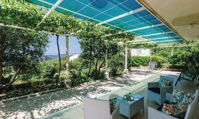 Brsecine Apartment | Nice apartment in Brsecine with WiFi