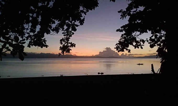 Malitbog House | Nice Bungalow by the bay. Spacious and private.