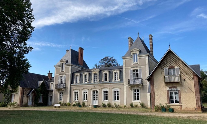 Saint-Eloy-de-Gy Other | Nice castle with swimming pool, 27 people, between Loire castles and Burgundy
