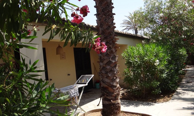 Marina di Modica House | Nice centrally located bungalow directly on the sandy beach