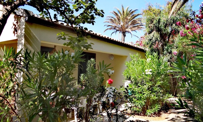 Marina di Modica House | Nice centrally located bungalow directly on the sandy beach