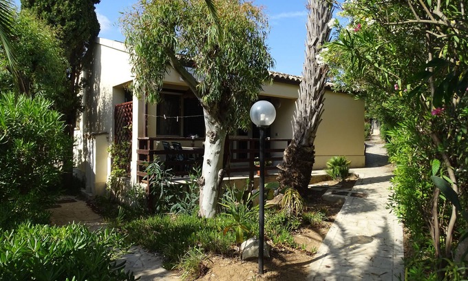 Marina di Modica House | Nice centrally located bungalow directly on the sandy beach