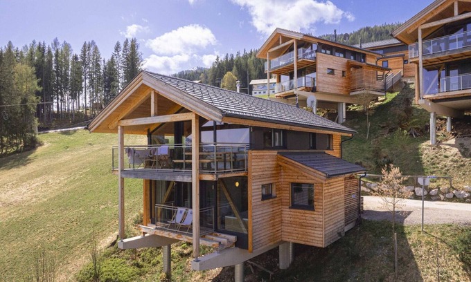 Pichl-Preunegg Ski Chalet | Nice chalet with balconies