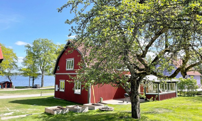 Lonashult Ski Chalet | Nice holiday home with a view of lake Åsnen in Hulevik, Lönashult | SE06056