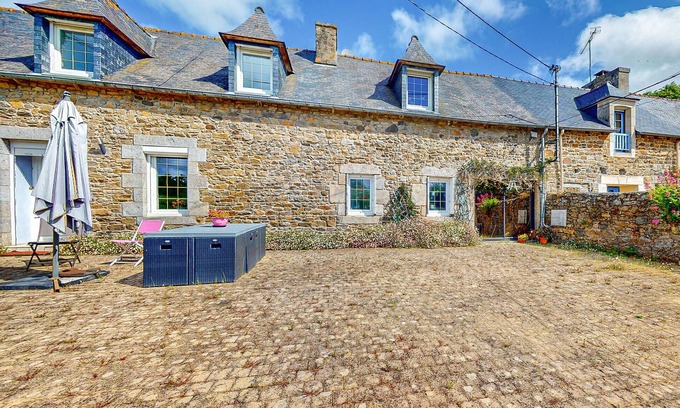 Plouagat House | Nice home in Plouagat with WiFi