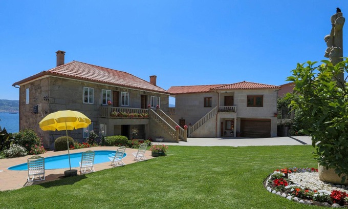 Samieira House | Nice home in Raxo with WiFi