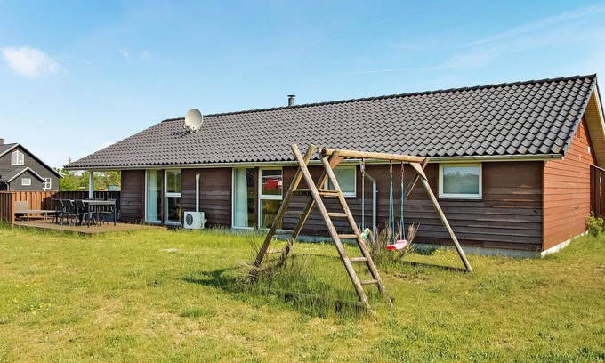 Skaven Strand House | Nice home in Tarm with kitchen