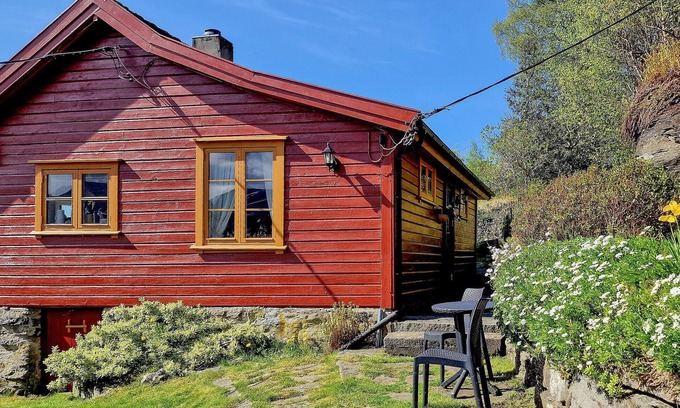 Kvinnherad House | Nice home in Valen with house sea view